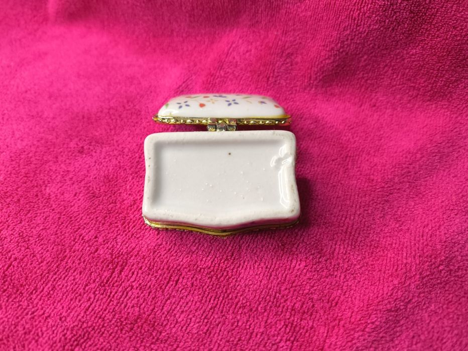 Шкатулка-маленькая,фарфоровая таблетница