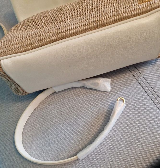 Jacquemus, stil rafie împletită cu detalii din piele/ecoleather albă și logo metalic auriu