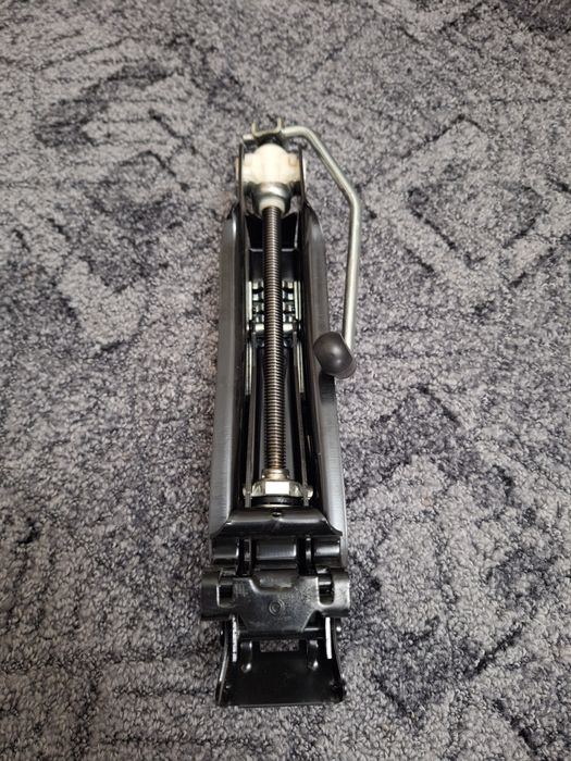 Cric și cheie roti vw