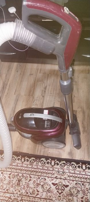 Пылесос LG в рабочем состоянии