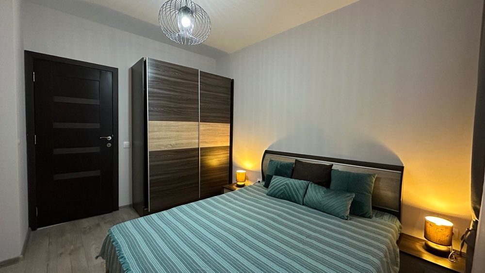 Продавам спалня с еднолицеви матрак 160 / 200 см в кафяво с механизъм