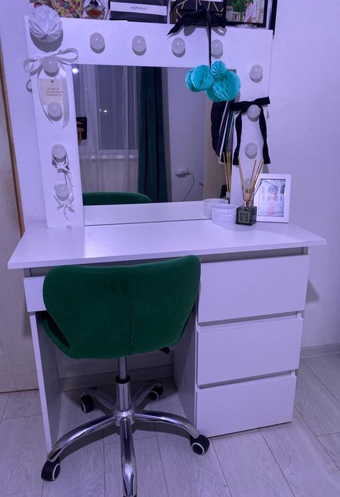 Vând măsuță cu scaun