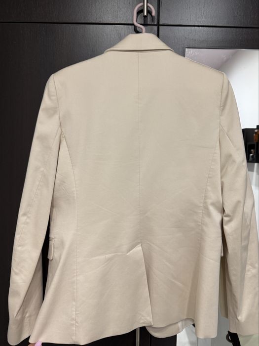 Бежово сако от Mango