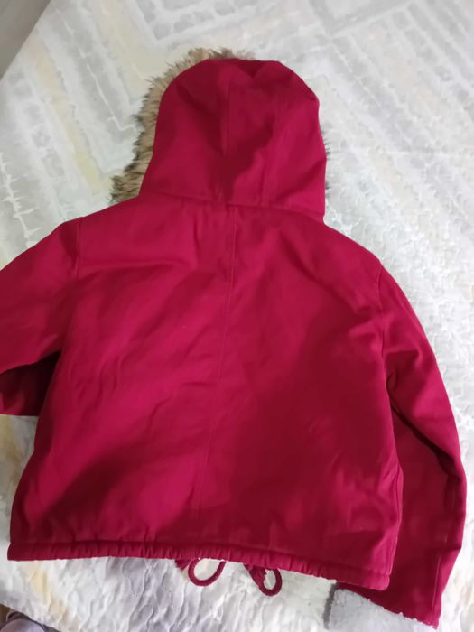 Дамско  късо  палто.