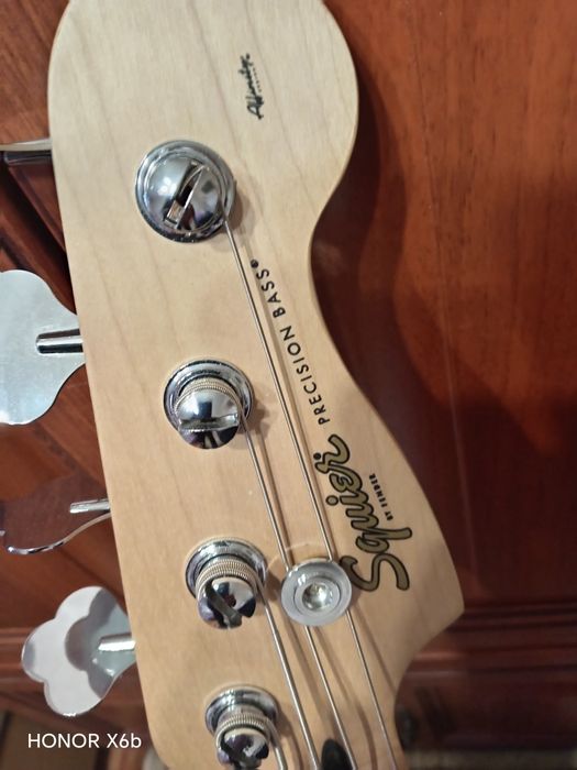 Продам бас гитару