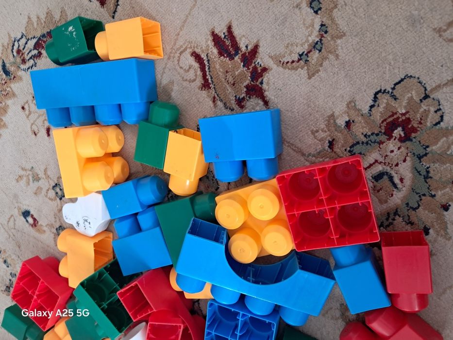 Конструктор  в подарок ведёрко.