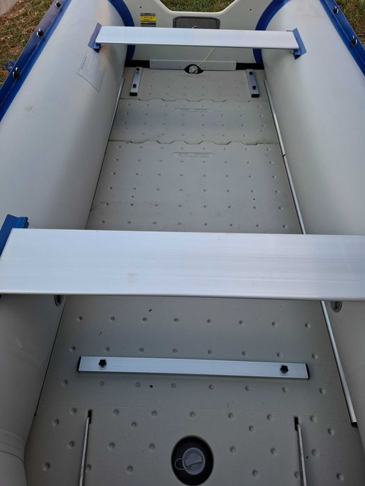 Надуваема лодка с извънбордов двигател