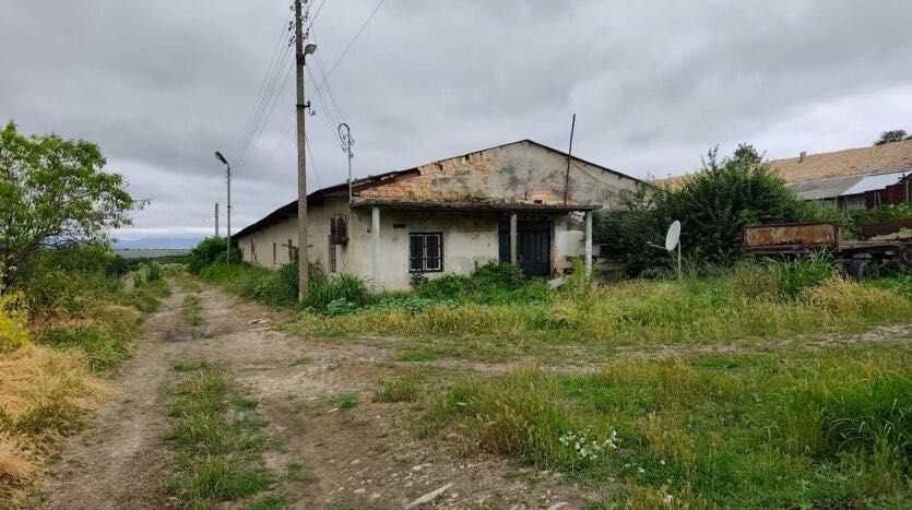 Стопанска сграда със две халета