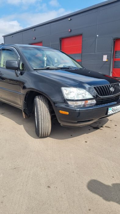 Продаю машину Lexus