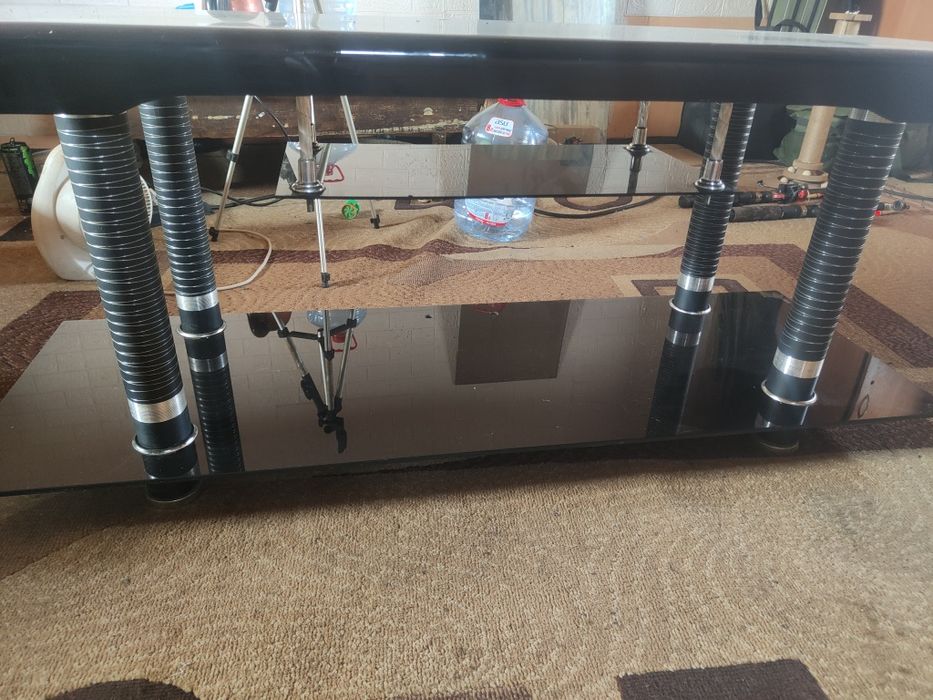 Тумбочка под ТВ стеклянная