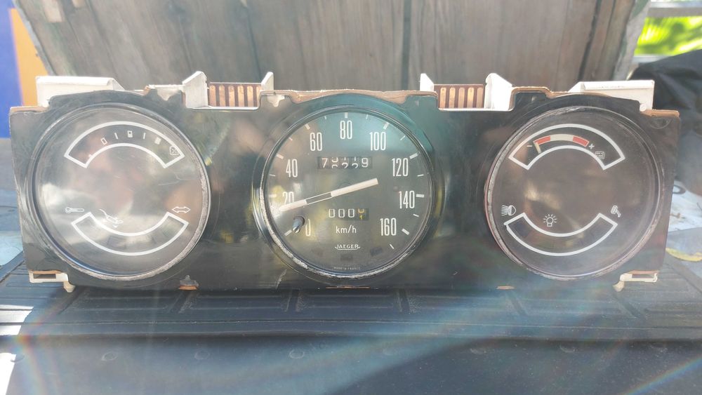 Scaun 11 cusături, ceasuri bord JAEGER, oglinzi cromate, volan Dacia 1300