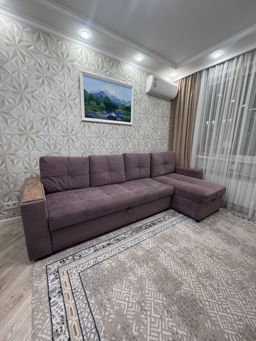 Диван угловой, с отсеком для хранения.