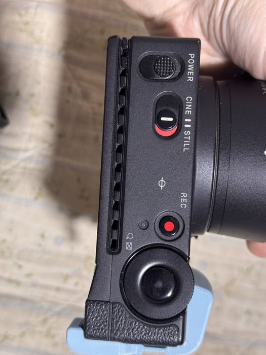 Sigma fp + canon 24-70 (raw снимает)