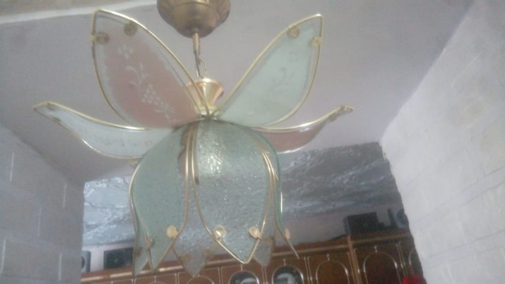 Продам люстру в отличном состоянии