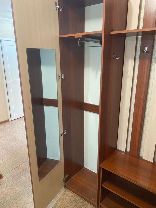 Продам шкаф с зеркалом в прихожую.