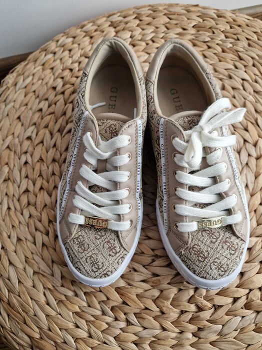 GUESS Ниски маратонки 'Beckie' в Бежово