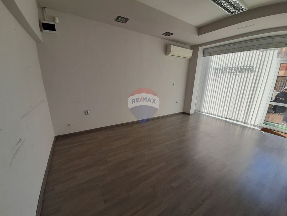 Дава се под наем Магазин в Варна, Гръцка махала - 56 кв.м за 382.5 € - Снимка #1