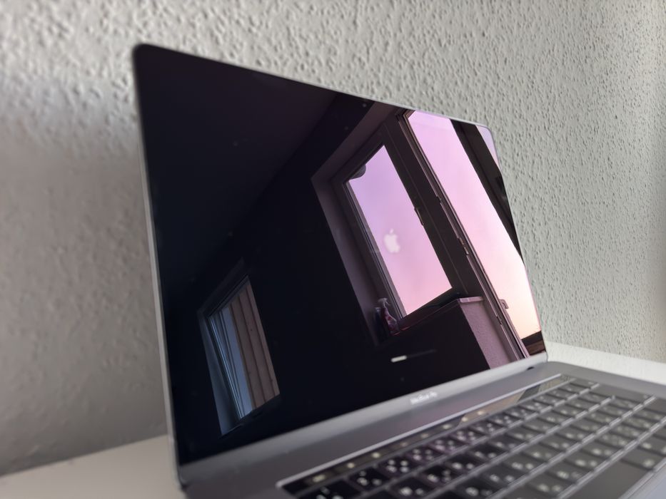 MacBook Pro 15” 2019 – i7 6-core, 16GB RAM, 256GB SSD