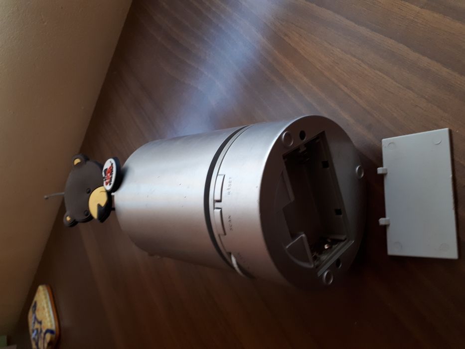 Радио с батерии-служещо и за моливник