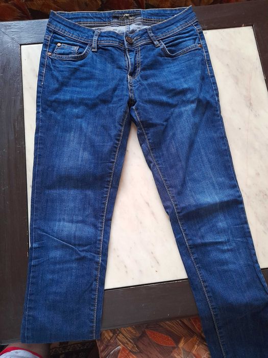 Продавам дамски маркови дънки