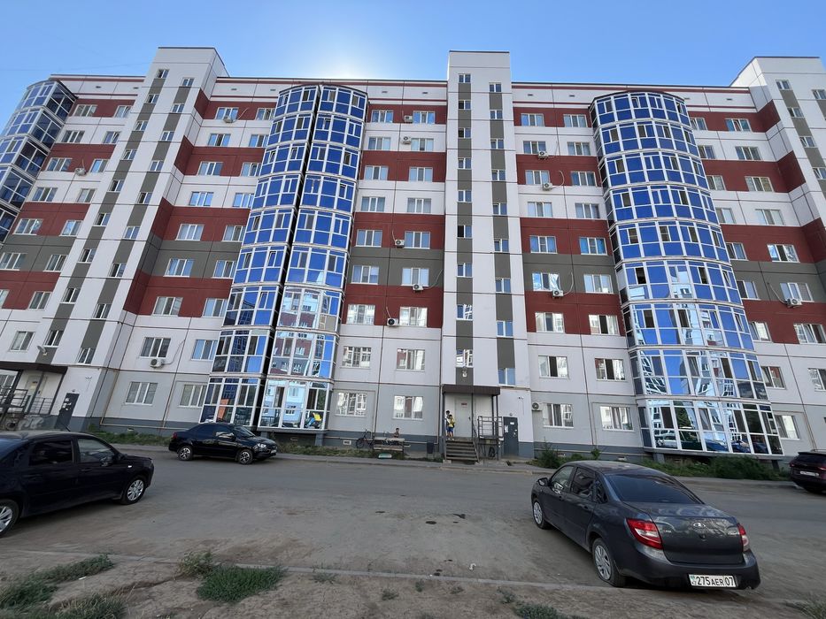 Үй сатылады! Жаңа үйдегі 3 бөлмелі кең пәтер .