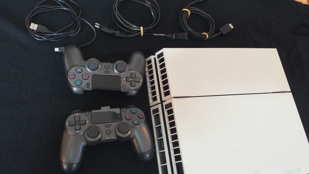 Play Station 4 cu doua controller