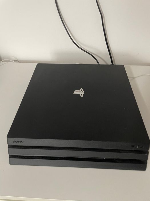 Vând PlayStation 4 Pro 1Tb