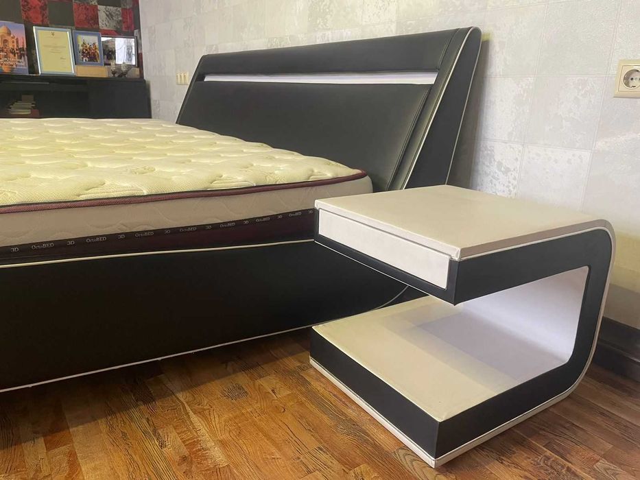 Кровать с тумбами и матрацем