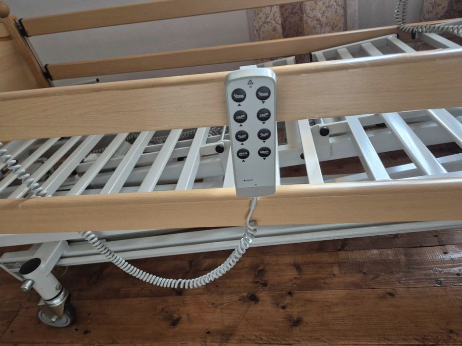 Vind pat medical ptr.persoane cu dizabilitati cu telecomanda .Patul este profesional,f rezistent (va rog sa nu confundati cu acele din placaj )