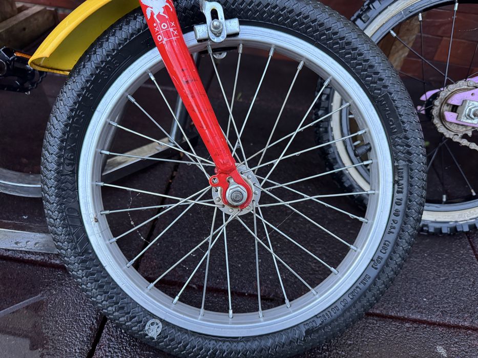 3 biciclete pentru copii , diferite dimensiuni  . Bicicletele sunt in stare de functionare , dar necesita un minim de mentenanta