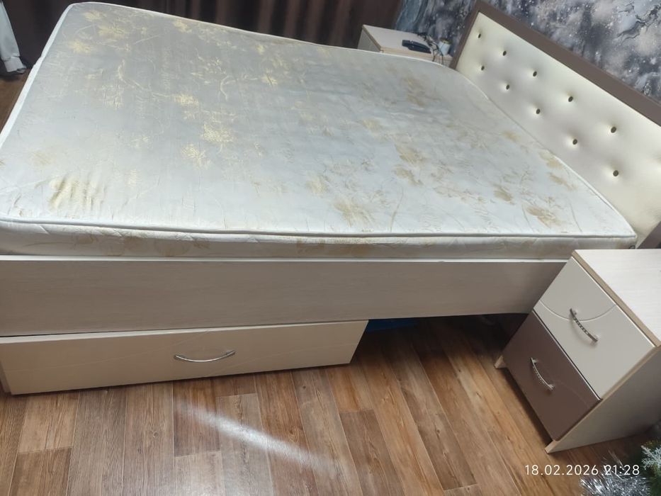 Кровать тумбочки комод с зеркалом гарнитур