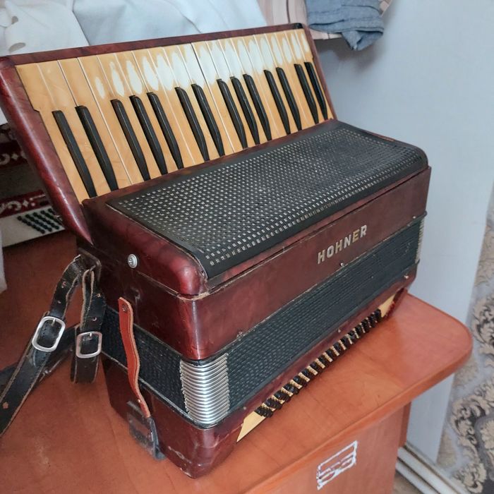 Vind acordeon HOHNER original  sita  acordat