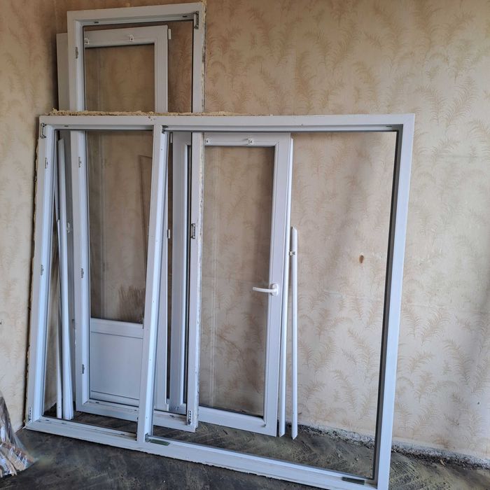 Продавам 2 броя PVC дограма