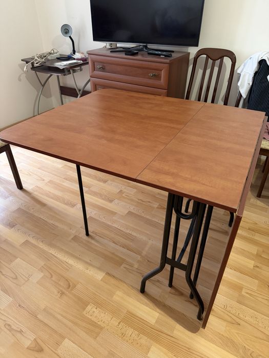 Продам стол и 6 стульев