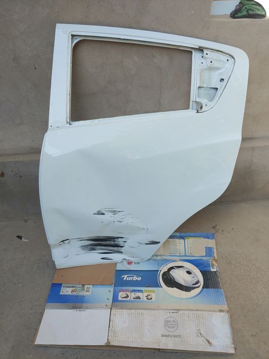 Spark orqa chap eshigi urulgan xolatta