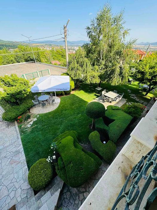 ХОТЕЛ с РЗП 1300 кв.м., работещ, град Карлово