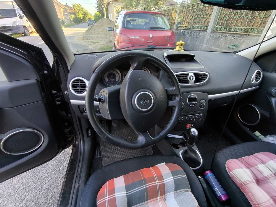 Renault clio.....