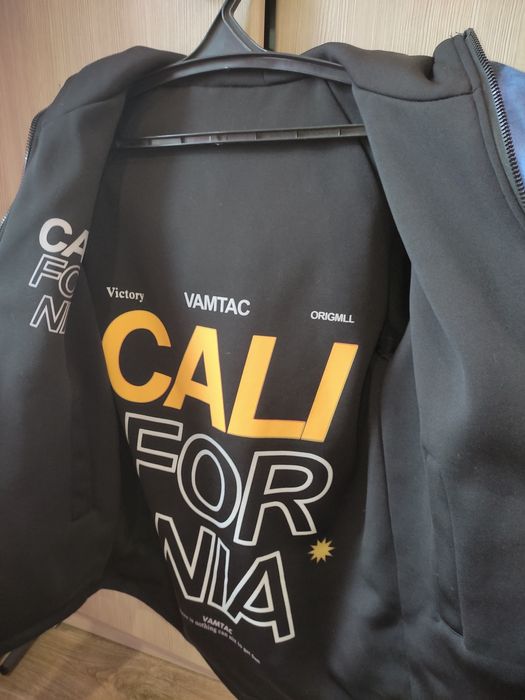 Продается двухсторонняя куртка на мальчика