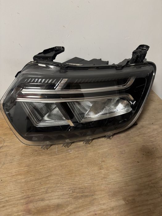 Far Dacia Duster Y stanga