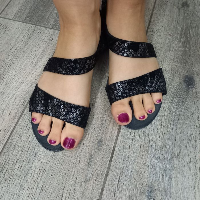 Sandale negre cu floricele
