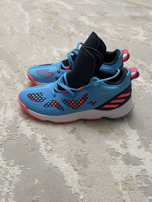 Игровые кроссовки Adidas