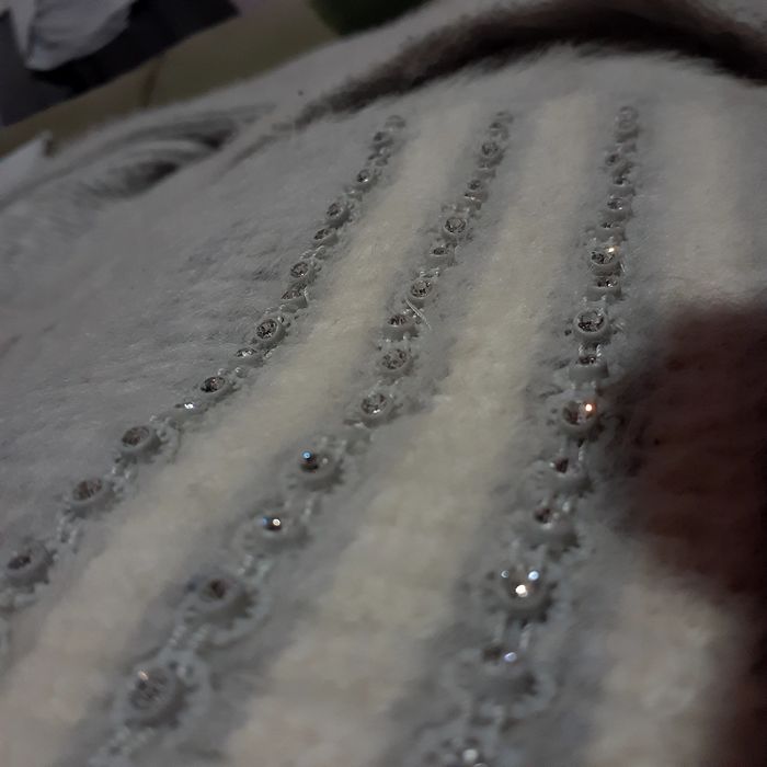 Ayollar jemperi. Oq moqiq sifatli