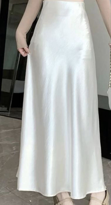 Атласная юбка с вырезом