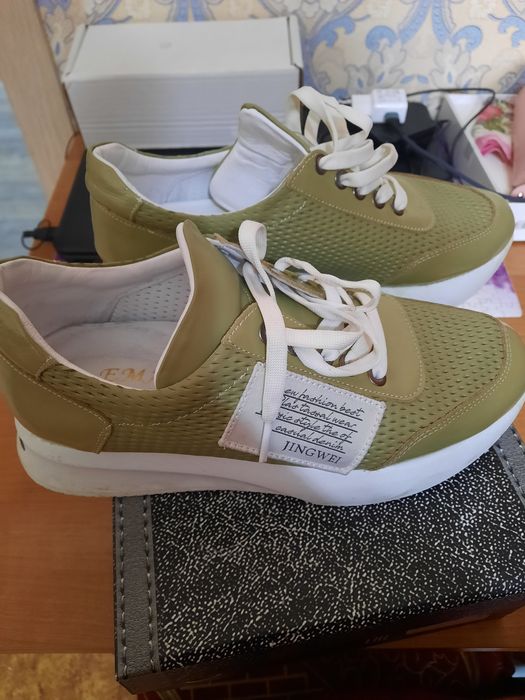 Продам кожаные кроссовки.