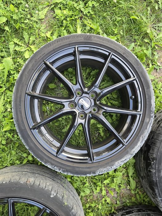 Set de 4 jante aliaj  echipate cu anvelope de vară 225/40 R18 92Y.
