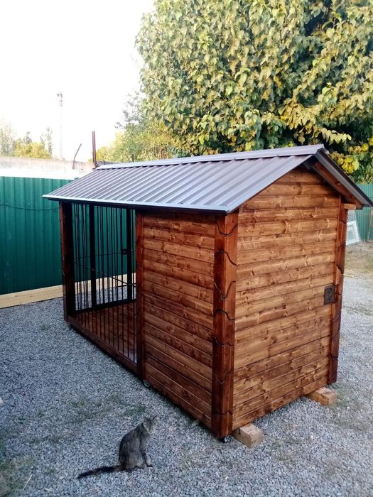 Вольер с будкой для собаки.