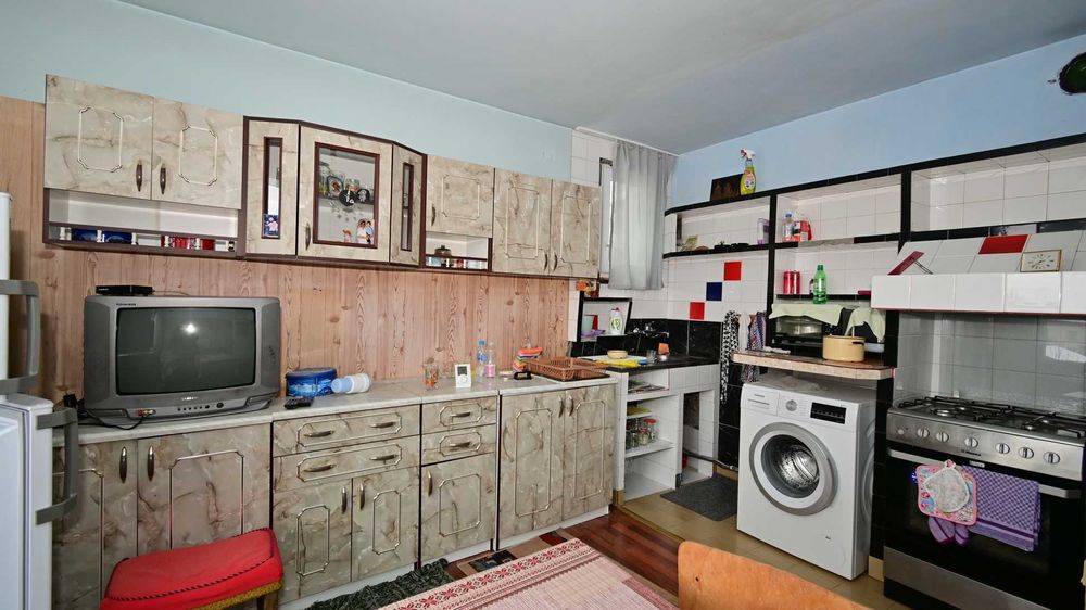 Самостоятелна, двуетажна, масивна къща в гр. Радомир