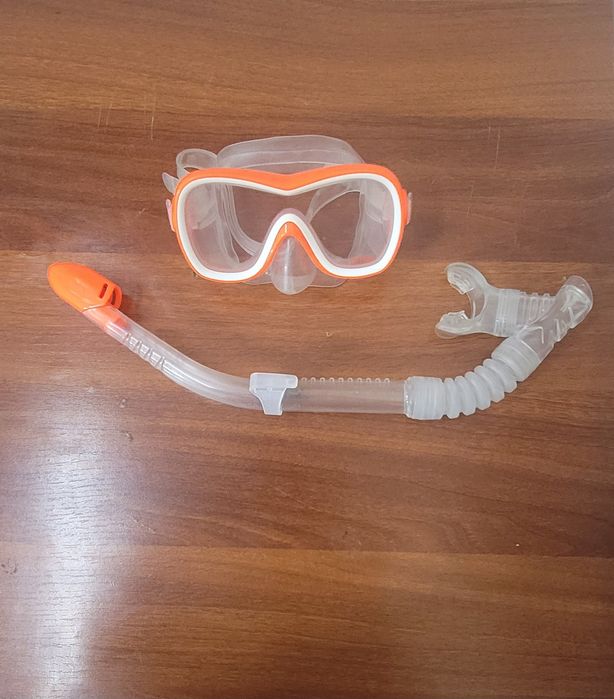 Suvda suzishga mo'ljallangan niqob sotiladi