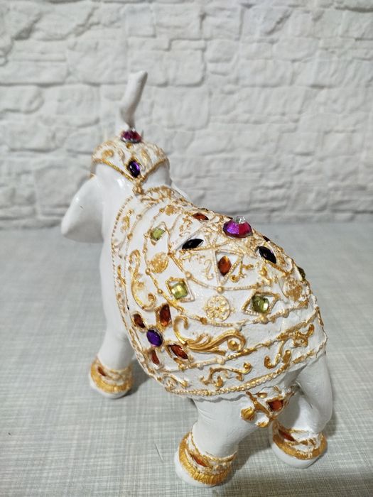 Слон изготовлен из гипса