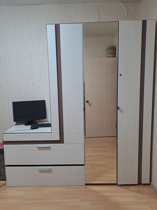 Продам белый  шифоньер с пристроенным комодом